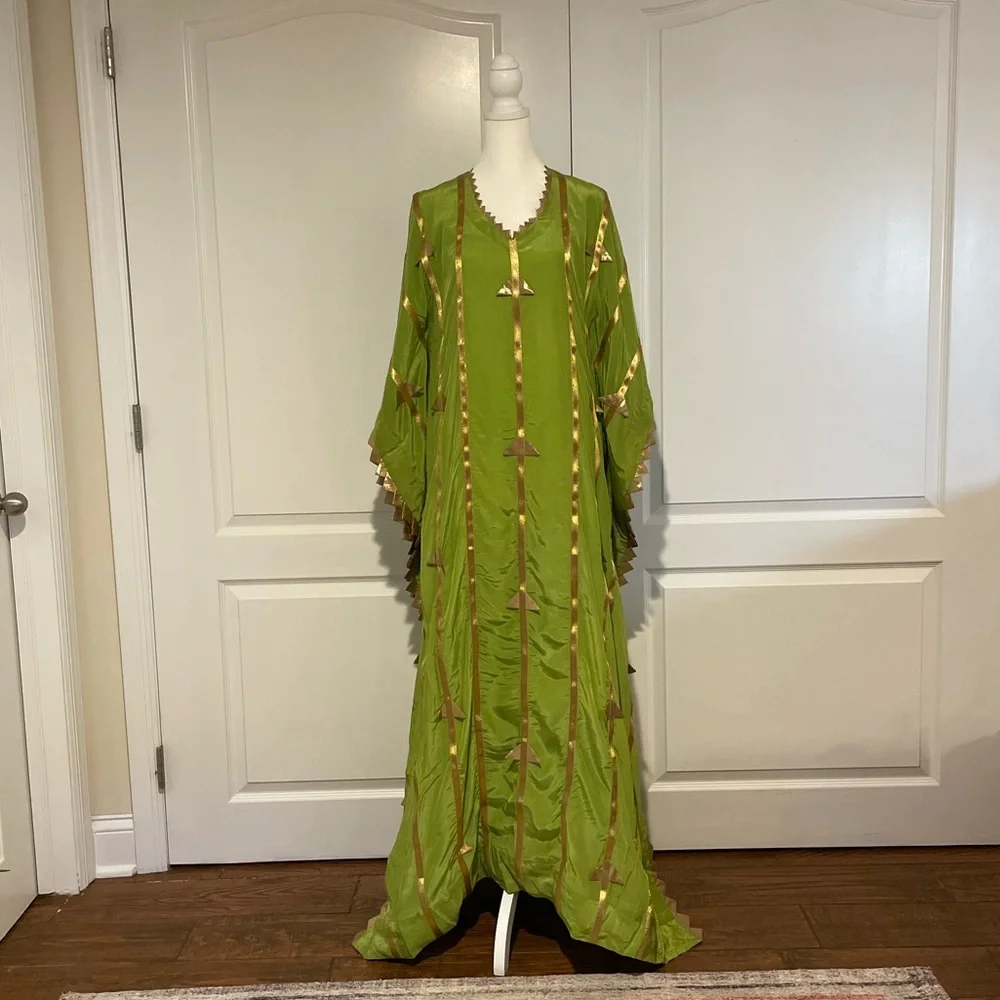 Beautiful floor length green kaftan with embroidered handmade lampi triangles. - Picture 5 of 14
